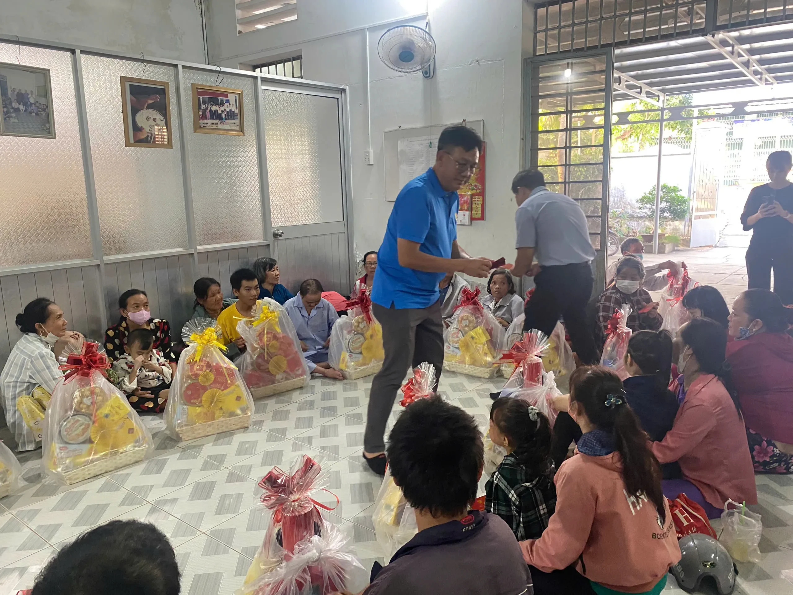 Đại diện Cảng Sài Gòn trao quà Tết và gửi lì xì đến các em nhỏ khuyết tật và hộ gia đình có hoàn cảnh khó khăn.