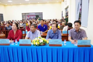 Cảng Sài Gòn chung tay mang Tết ấm đến vùng biên giới biển 3 Ông Hồ Phước Bình (thứ hai, từ trái sang) - Phó Phòng HSSE, đại diện Lãnh đạo Cảng Sài Gòn tham dự chương trình tại Hội trường Đảng ủy xã Phước Hải. Ảnh: Bộ đội Biên phòng TP. Hồ Chí Minh