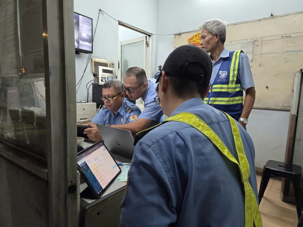 Bộ phận trực cổng kiểm soát phương tiện và xử lý lệnh giao nhận trên hệ thống GTOS.