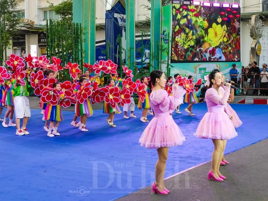 Khai mạc Đường sách Tết, ‘đánh thức’ không gian di sản giữa lòng thành phố 3 Với quy mô hoành tráng, nội dung sâu sắc, kỳ vọng lễ hội sẽ tiếp tục khơi dậy tình yêu sách và nâng cao đời sống tinh thần cho người dân.