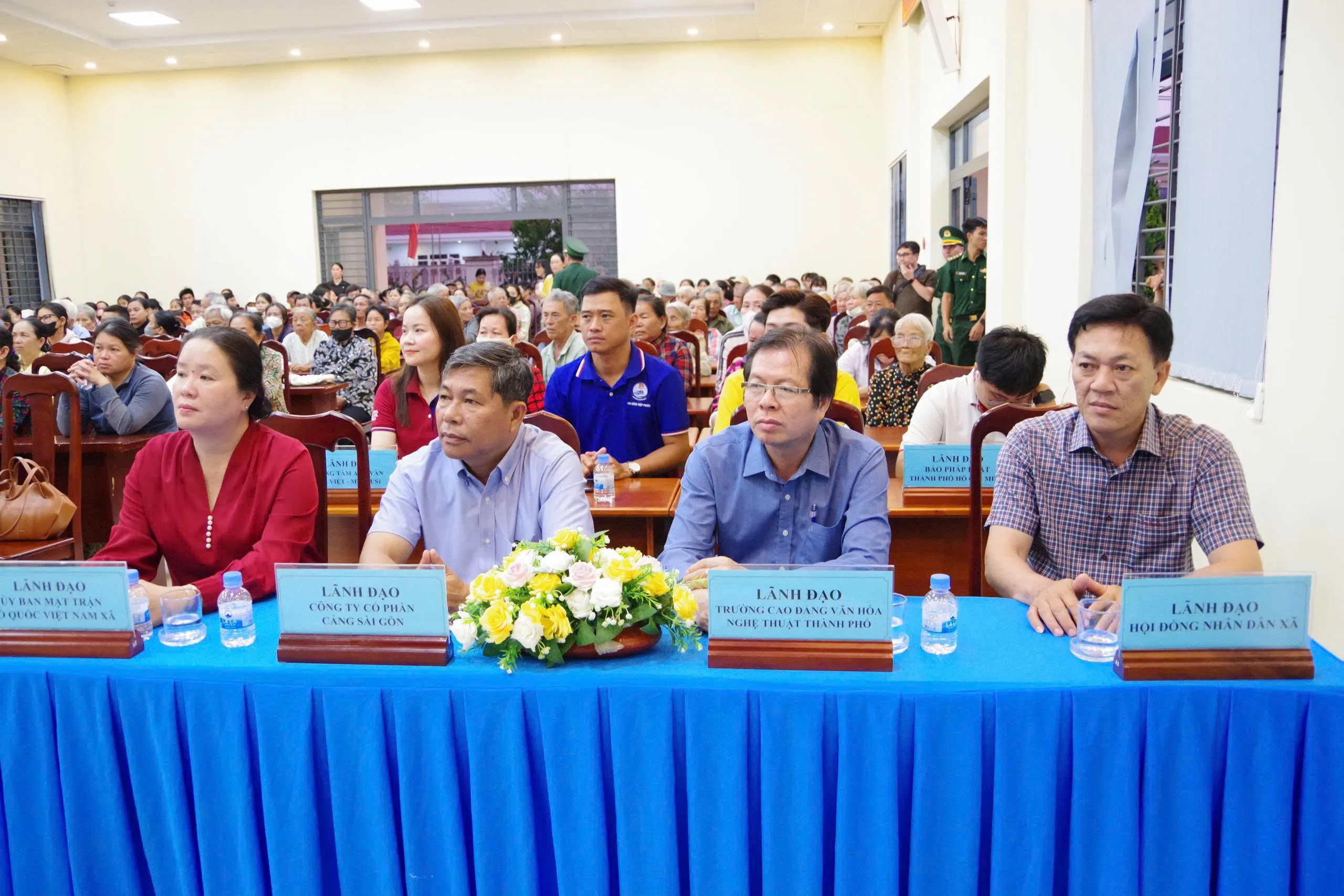 Ông Hồ Phước Bình (thứ hai, từ trái sang) - Phó Phòng HSSE, đại diện Lãnh đạo Cảng Sài Gòn tham dự chương trình tại Hội trường Đảng ủy xã Phước Hải.Ảnh: Bộ đội Biên phòng TP. Hồ Chí Minh
