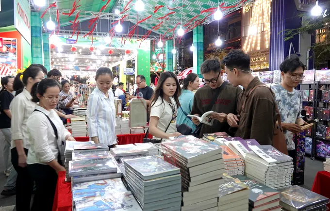 Lễ hội Đường sách Tết Bính Ngọ 2026 đạt doanh thu gần 8,2 tỷ đồng 3 Bạn đọc trẻ say mê với lễ hội Đường sách Tết Bính Ngọ 2026. Ảnh: THÚY BÌNH