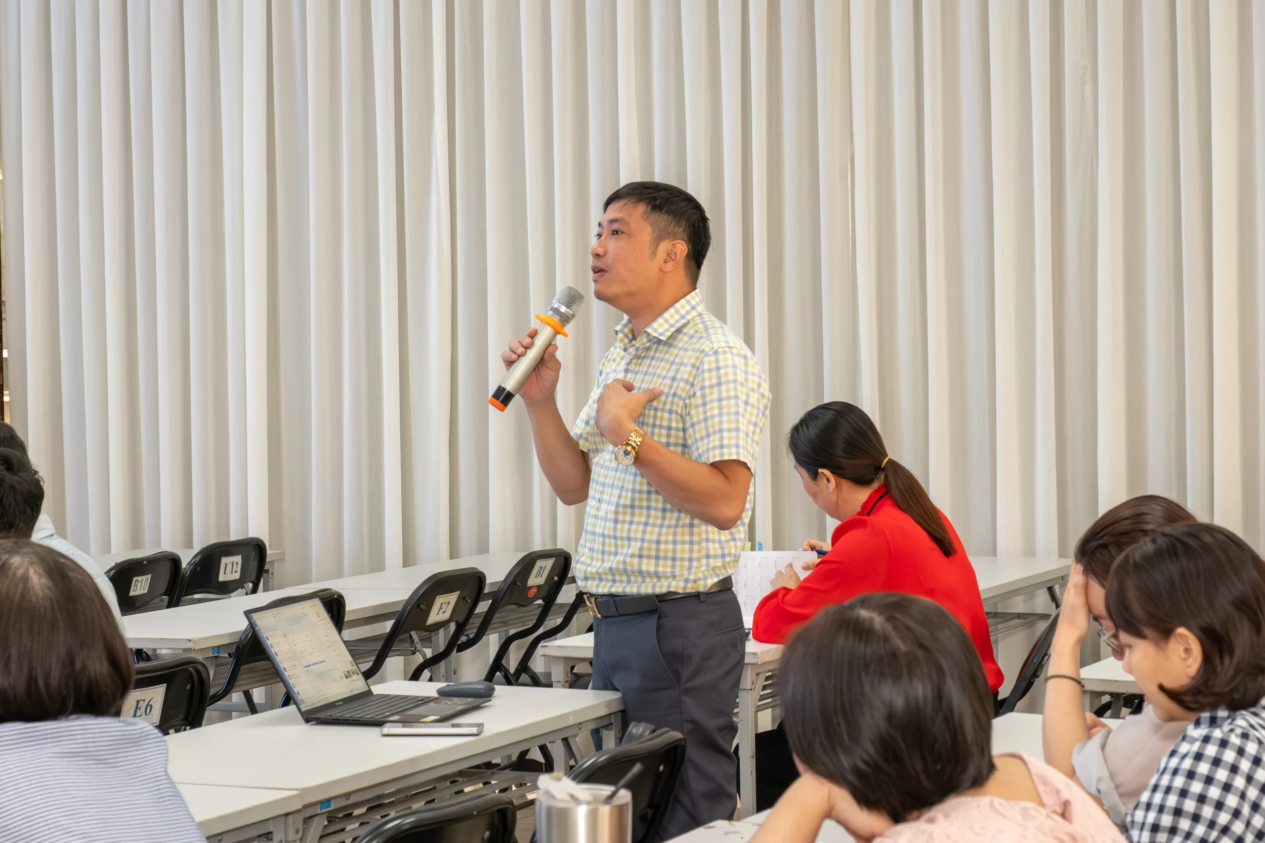 Ông Lại Đức Hiếu - Phó Giám đốc Trung tâm điều hành khai thác khu vực Bà Rịa - Vũng Tàu đóng góp ý kiến nhằm nâng cao hiệu quả triển khai Humax.