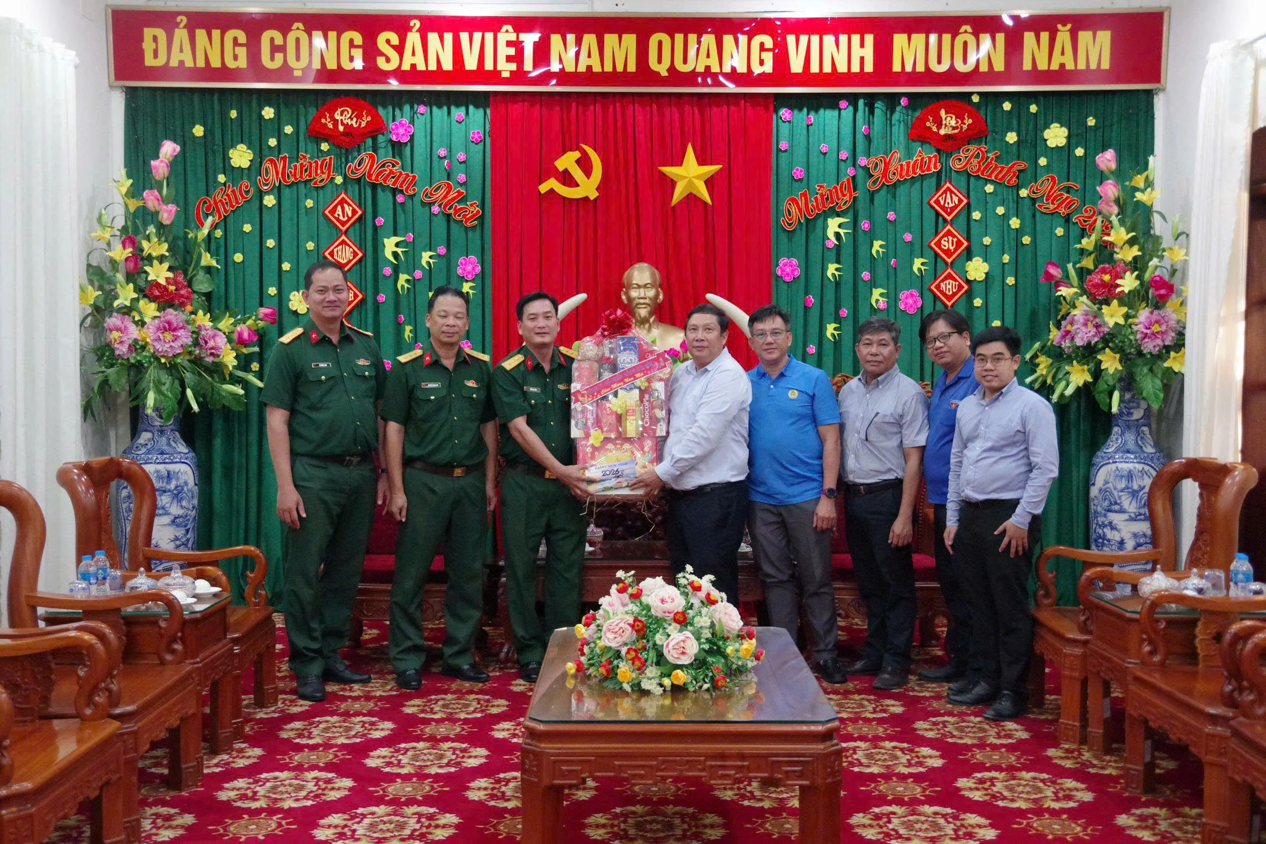 Đoàn Cảng Sài Gòn ghé thăm và chúc Tết Ban Chỉ huy phòng thủ khu vực 2 - Sơn Đông, Bộ Chỉ huy quân sự tỉnh Vĩnh Long.