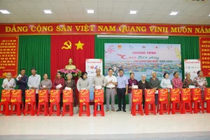 Cảng Sài Gòn chung tay mang Tết ấm đến vùng biên giới biển 4 Người dân xã Phước Hải nhận quà Tết với sự đồng hành của Cảng Sài Gòn và các đơn vị phối hợp. Ảnh: Bộ đội Biên phòng TP. Hồ Chí Minh