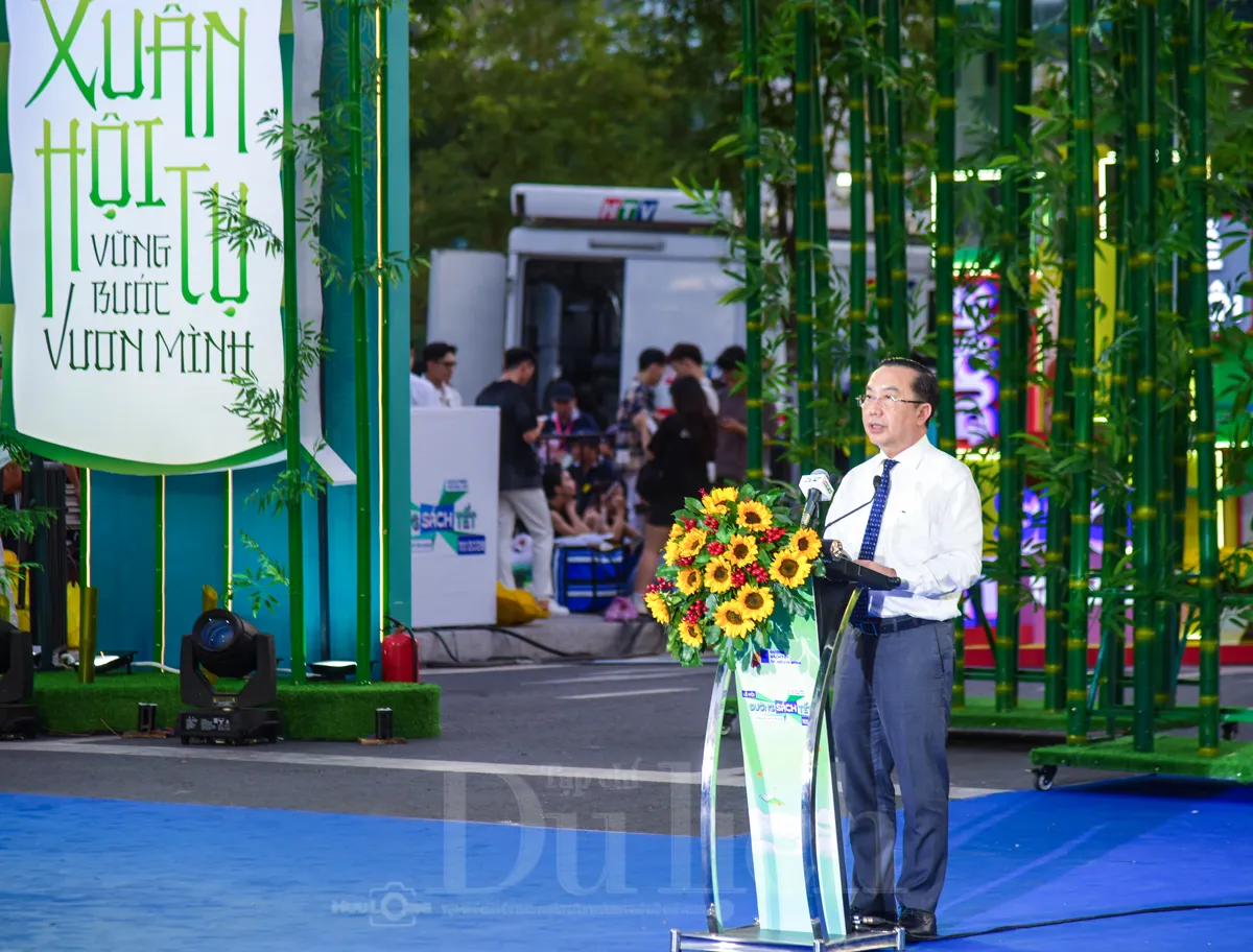 Khai mạc Đường sách Tết, ‘đánh thức’ không gian di sản giữa lòng thành phố 4 Phát biểu tại buổi lễ, ông Trần Thế Thuận, Giám đốc Sở Văn hóa và Thể thao TP.HCM, nhấn mạnh tầm nhìn chiến lược trong việc đổi mới phương thức tổ chức.