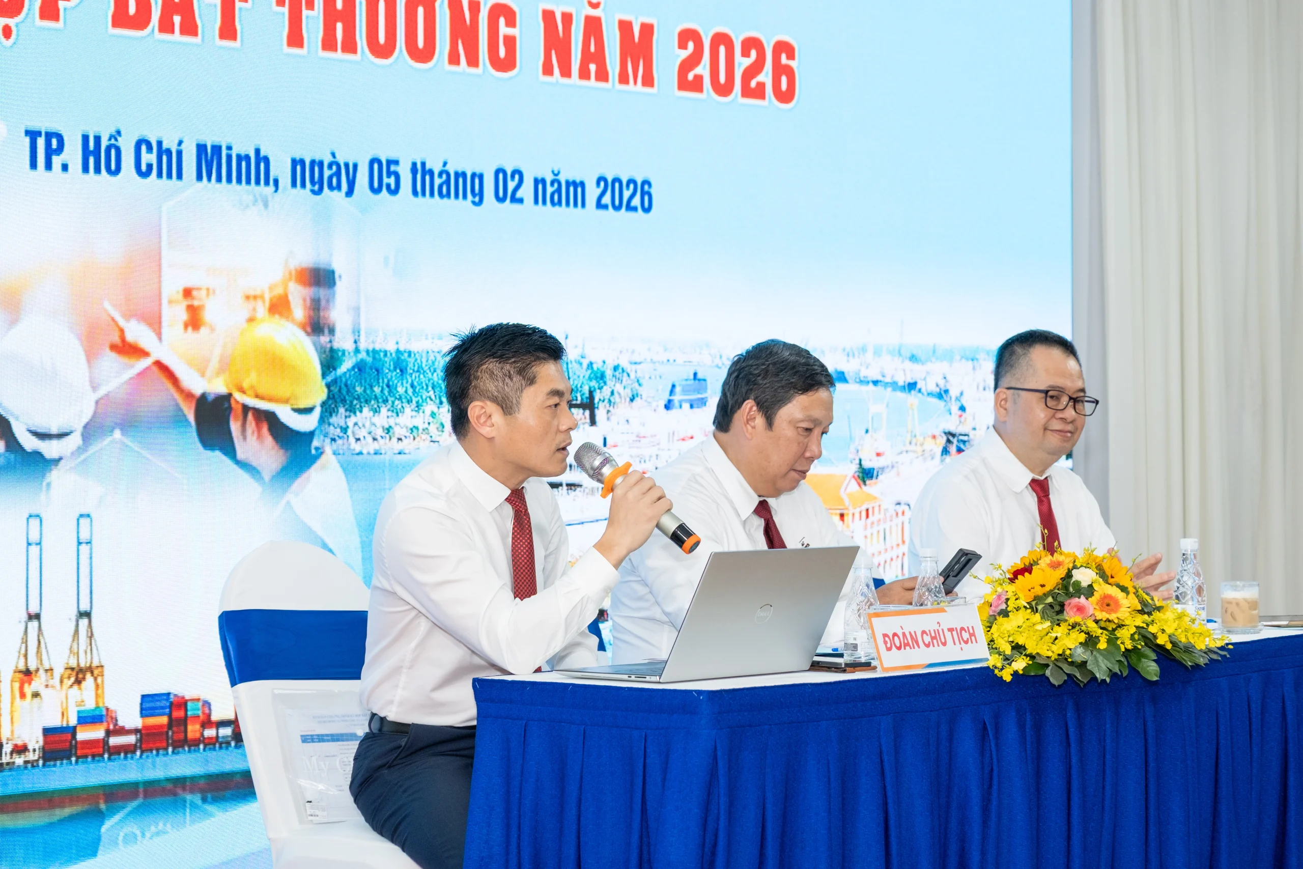 Ông Lý Quang Thái (bìa trái) - đại diện Đoàn Chủ tịch trao đổi và giải đáp các câu hỏi của cổ đông.