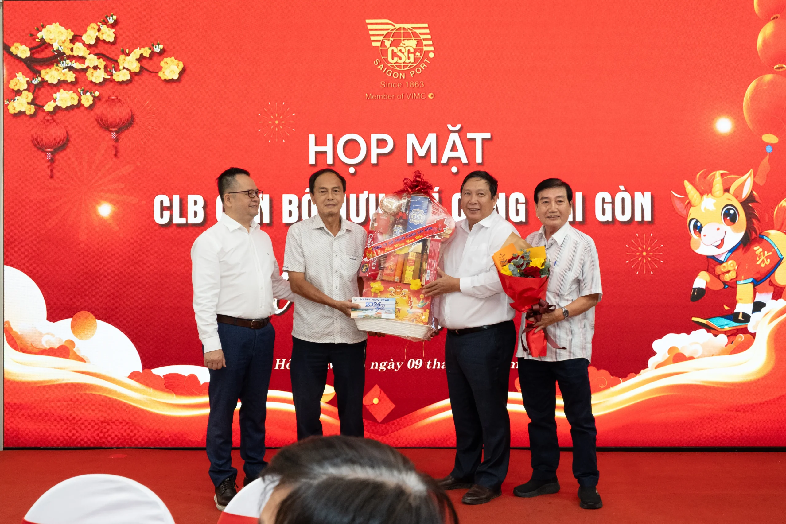 Lãnh đạo Cảng Sài Gòn gửi lời chúc mừng năm mới Bính Ngọ 2026 đến đại diện CLB cán bộ hưu trí.