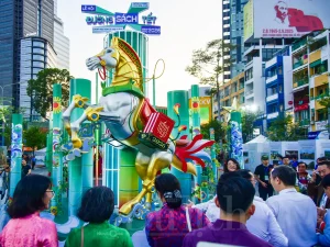 Phân khu A - "Xuân Hội Tụ", đại cảnh linh vật “Bính Ngọ vươn mình” bên không gian di sản “Rừng tre kể chuyện” tạo nên một bức tranh văn hóa - lịch sử ấn tượng.