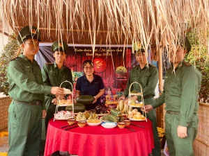 Cảng Sài Gòn chung tay mang Tết ấm đến vùng biên giới biển 5 Chị Đỗ Hạnh Di Trang - Ủy viên BCH Đoàn thanh niên Cảng Sài Gòn giao lưu cùng các chiến sĩ Bộ đội Biên phòng tại không gian Tết truyền thống. Ảnh: Lê Minh Truyền - Phòng CNTT