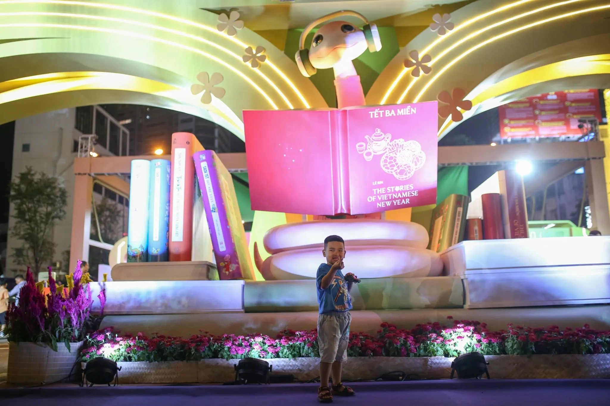 Hình ảnh “Nàng Tỵ công nghệ” nổi bật tại Lễ hội Đường sách Tết 2025, đánh dấu 15 năm phát triển của Đường sách Tết. Ảnh: Quỳnh Danh.