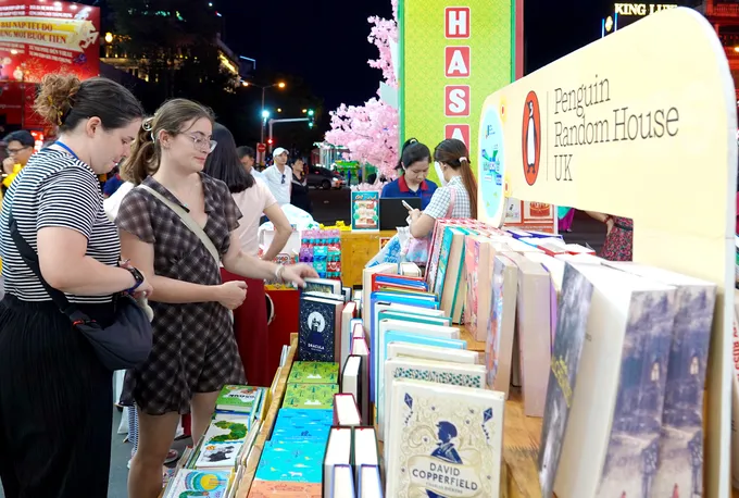 Lễ hội Đường sách Tết Bính Ngọ 2026 đạt doanh thu gần 8,2 tỷ đồng 5 Du khách quốc tế thích thú khám phá Lễ hội Đường sách TPHCM năm 2026. Ảnh: THÚY BÌNH