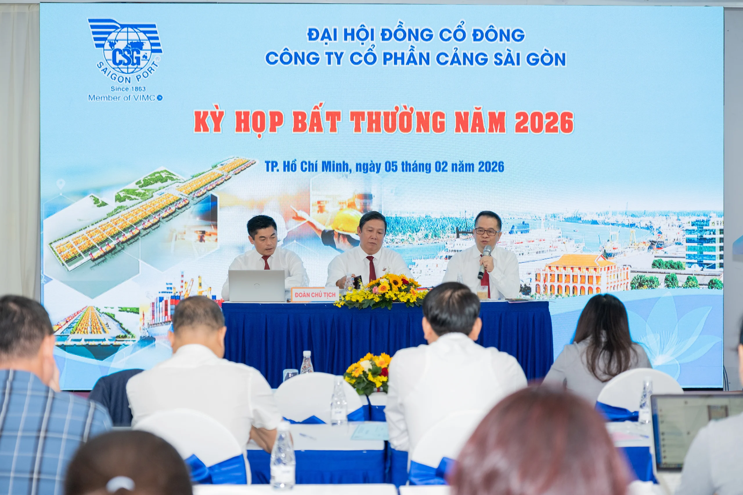 Ông Nguyễn Lê Chơn Tâm (bìa phải) có những ý kiến trao đổi với cổ đông.