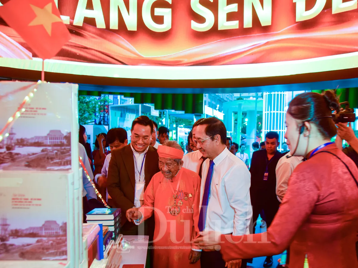 Khai mạc Đường sách Tết, ‘đánh thức’ không gian di sản giữa lòng thành phố 6 Khu vực đặc biệt này còn ưu tiên dành riêng những vị trí trang trọng nhất để xây dựng nên một Không gian văn hóa Hồ Chí Minh đầy tự hào.