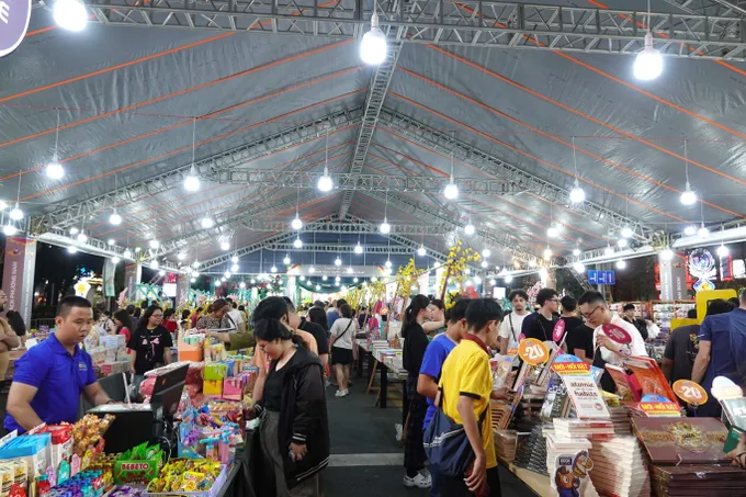 Lễ hội Đường sách Tết Bính Ngọ 2026 đạt doanh thu gần 8,2 tỷ đồng 6 Lễ hội Đường sách Tết đã trở thành một nét văn hóa đặc trưng không thể thiếu mỗi dịp tết đến xuân về tại TPHCM. Ảnh: THÚY BÌNH