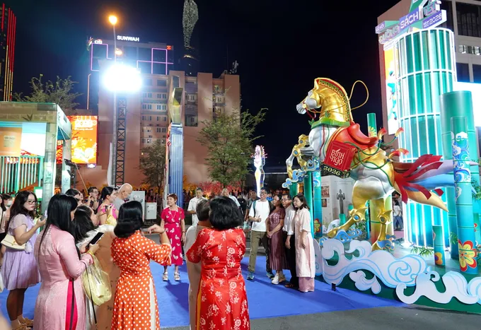 Lễ hội Đường sách Tết Bính Ngọ 2026 đạt doanh thu gần 8,2 tỷ đồng 7 Khách du xuân tham quan Đường sách tết Bính Ngọ 2026 và chụp ảnh kỷ niệm với linh vật Ngựa được thiết kế độc đáo trên Đường sách. Ảnh: THÚY BÌNH