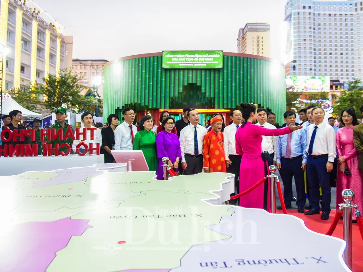 Khai mạc Đường sách Tết, ‘đánh thức’ không gian di sản giữa lòng thành phố 8 Du khách khi bước chân vào khu vực này sẽ cảm nhận rõ rệt sự trang nghiêm nhưng cũng đầy ấm áp trong những ngày đầu xuân năm Bính Ngọ.