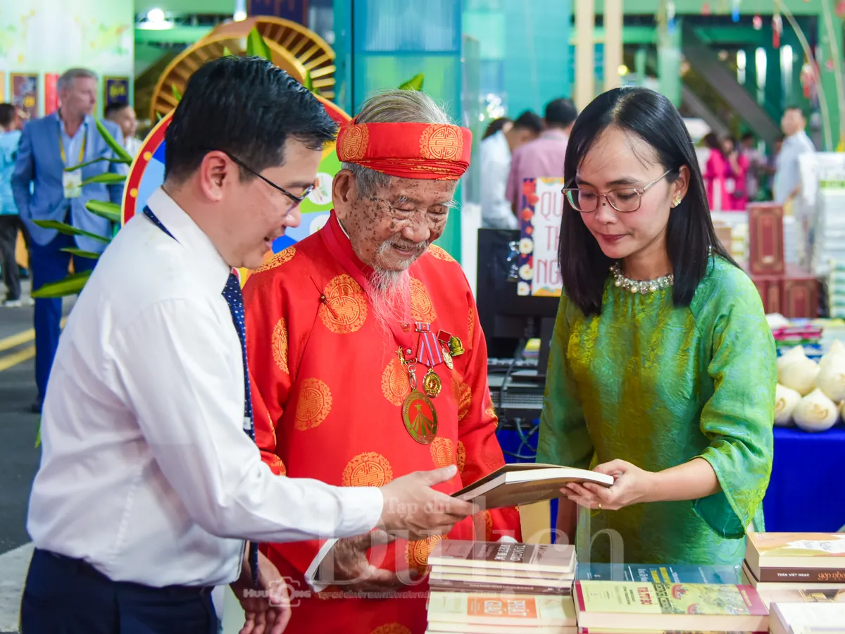 Khai mạc Đường sách Tết, ‘đánh thức’ không gian di sản giữa lòng thành phố 9 Hình ảnh nhà nghiên cứu Nguyễn Đình Tư tham quan gian hàng sách đã truyền ngọn lửa đam mê tri thức cho thế hệ trẻ ngay trong ngày đầu năm mới.