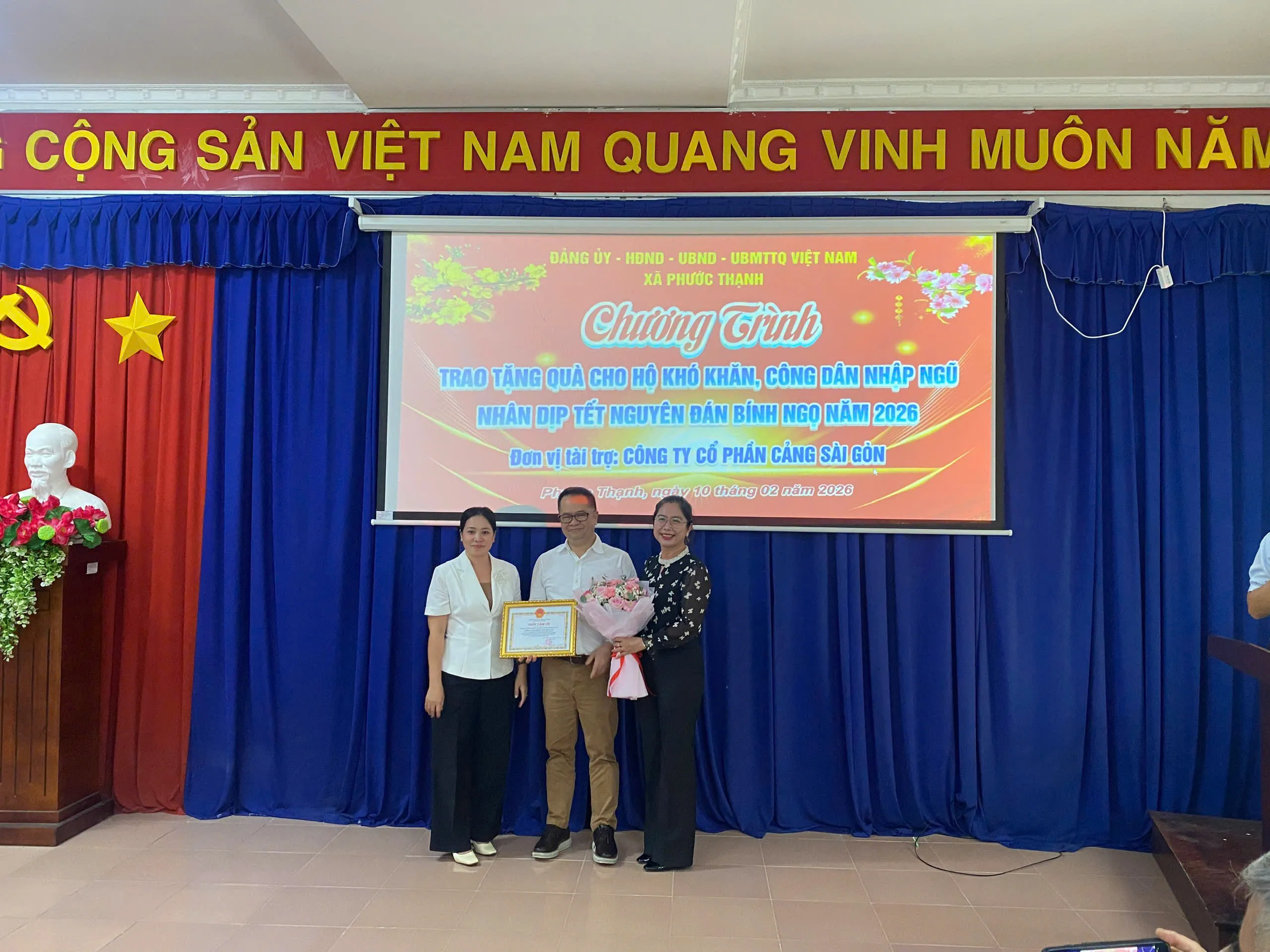 Lãnh đạo UBND xã Phước Thạnh trao thư cảm ơn và hoa tri ân đến đại diện đoàn công tác vì đã đồng hành hỗ trợ trong dịp Tết Bính Ngọ 2026.