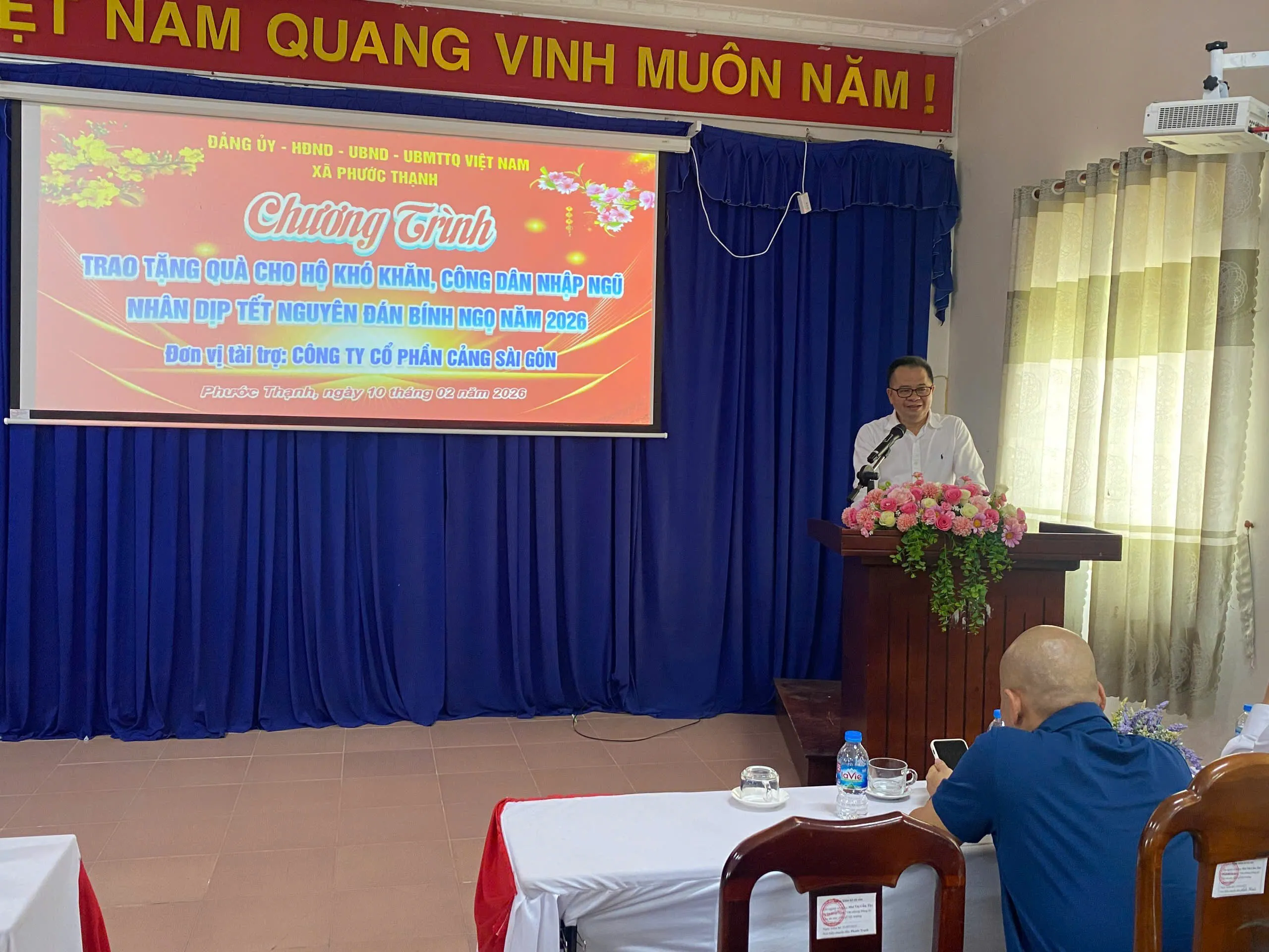 Ông Nguyễn Lê Chơn Tâm phát biểu tại chương trình trao quà Tết cho các hộ khó khăn và công dân nhập ngũ tại UBND xã Phước Thạnh.