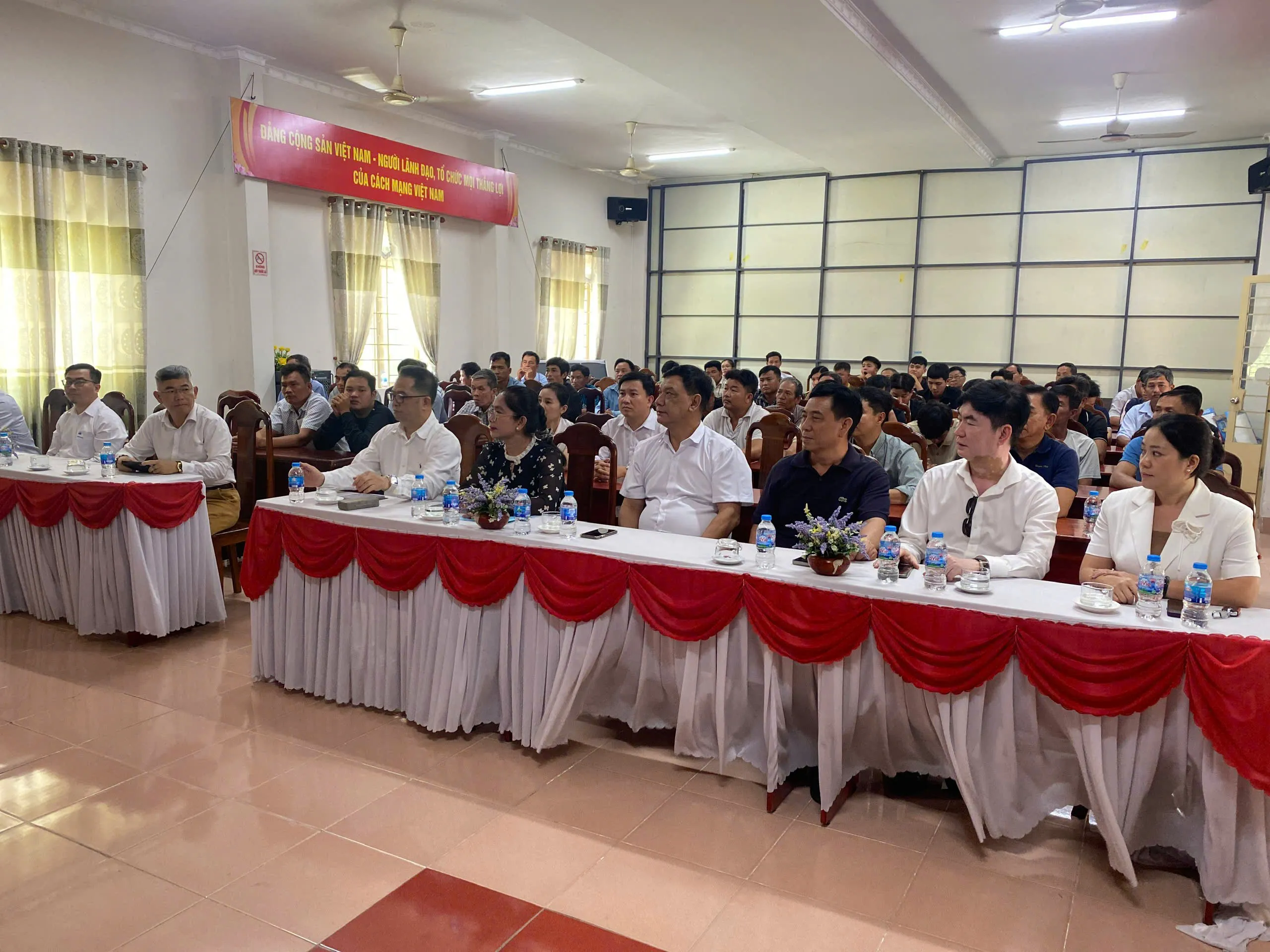 Đoàn công tác cùng Lãnh đạo địa phương tham dự chương trình.