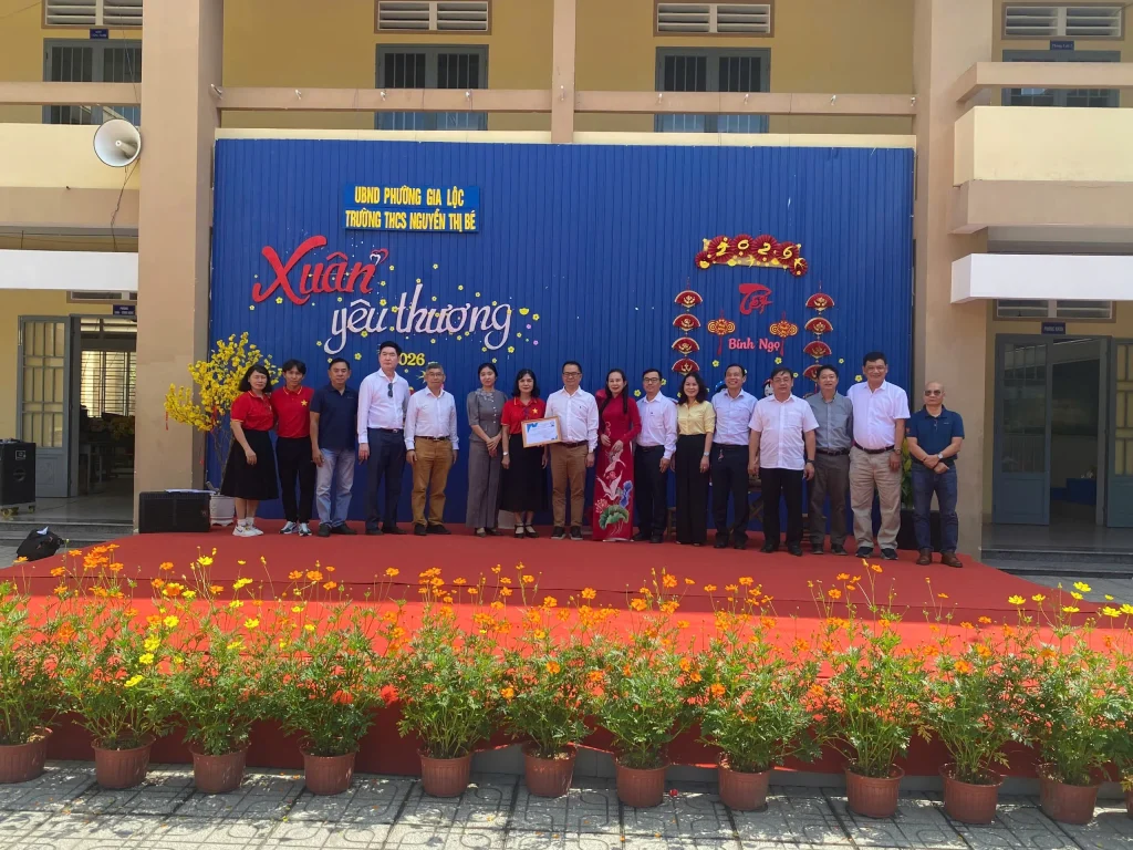 Đoàn công tác cùng Ban lãnh đạo Trường THCS Nguyễn Thị Bé chụp ảnh lưu niệm tại chương trình “Xuân yêu thương 2026”.