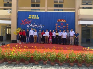 Đoàn công tác cùng Ban lãnh đạo Trường THCS Nguyễn Thị Bé chụp ảnh lưu niệm tại chương trình “Xuân yêu thương 2026”.