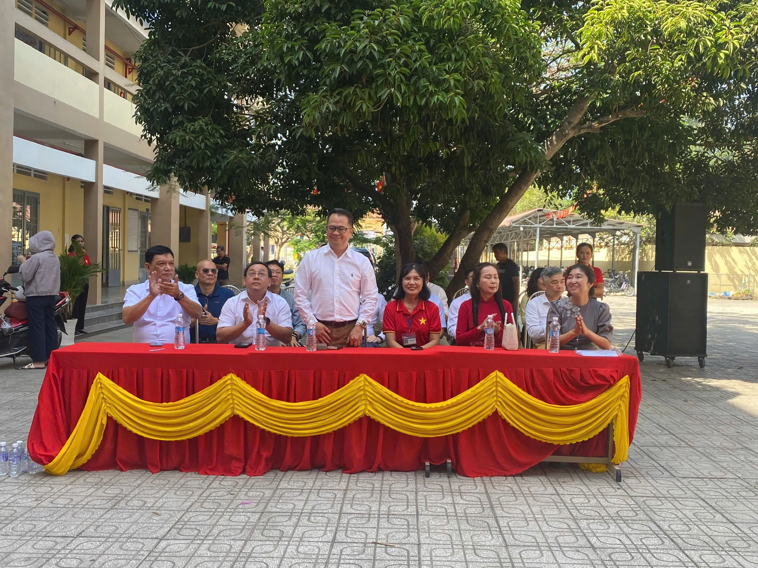 Ông Nguyễn Lê Chơn Tâm - Tổng giám đốc Cảng Sài Gòn cùng đoàn công tác giao lưu với thầy cô, học sinh Trường THCS Nguyễn Thị Bé.