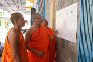 Cả nước sẵn sàng cho ngày bầu cử 13 Các tăng sinh Trường Bổ túc Văn hóa Pali Trung cấp Nam Bộ ở phường Sóc Trăng, TP Cần Thơ tìm hiểu thông tin những người ứng cử. Ảnh: Huy Phong