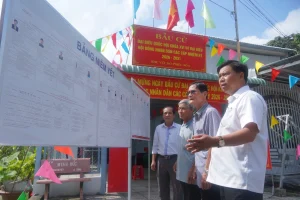 Cả nước sẵn sàng cho ngày bầu cử 12 Người dân xã Vĩnh Thạnh, TP Cần Thơ tìm hiểu thông tin người ứng cử đại biểu Quốc hội và HĐND các cấp. Ảnh: Huy Phong