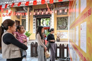 Cả nước sẵn sàng cho ngày bầu cử 5 Người dân phố Lãn Ông và xung quanh khu vực phố cổ đều có thể dễ dàng theo dõi thông tin tại các điểm bẩu cử. Ảnh: Giang Huy