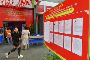 Cả nước sẵn sàng cho ngày bầu cử 11 Danh sách người ứng cử được niêm yết công khai trên tại điểm bầu cử trên đường Nguyễn Huệ. Ảnh: Thanh Tùng