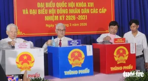 TP.HCM công bố danh sách 125 người trúng cử đại biểu HĐND nhiệm kỳ 2026 - 2031 1 Nguyên Chủ tịch nước Nguyễn Minh Triết; Ủy viên Trung ương Đảng, Phó bí thư Thành ủy, Chủ tịch HĐND TP, Chủ tịch Ủy ban bầu cử TP.HCM Võ Văn Minh; Trưởng Đoàn đại biểu Quốc hội TP.HCM Nguyễn Văn Lợi bỏ phiếu tại phường Phú An ngày 15-3 - Ảnh tư liệu: BÁ SƠN