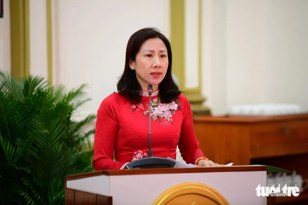 Bà Phạm Thị Thanh Hiền - Giám đốc Sở Nội vụ TP.HCM công bố danh sách những người trúng cử Đại biểu Hội đồng Nhân dân TP.HCM khóa XI - Ảnh: QUANG ĐỊNH