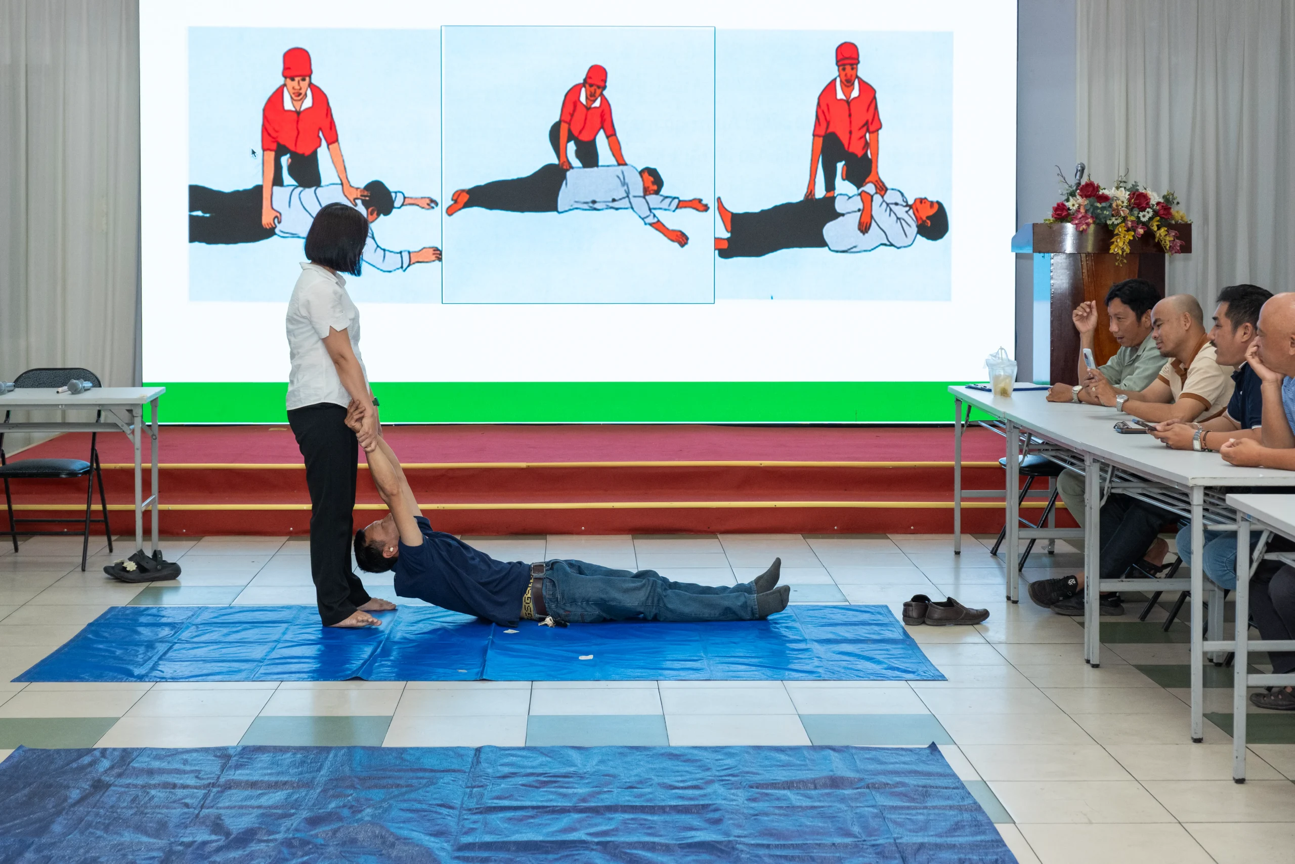 Giảng viên thị phạm trực tiếp kỹ thuật vận chuyển nạn nhân an toàn.