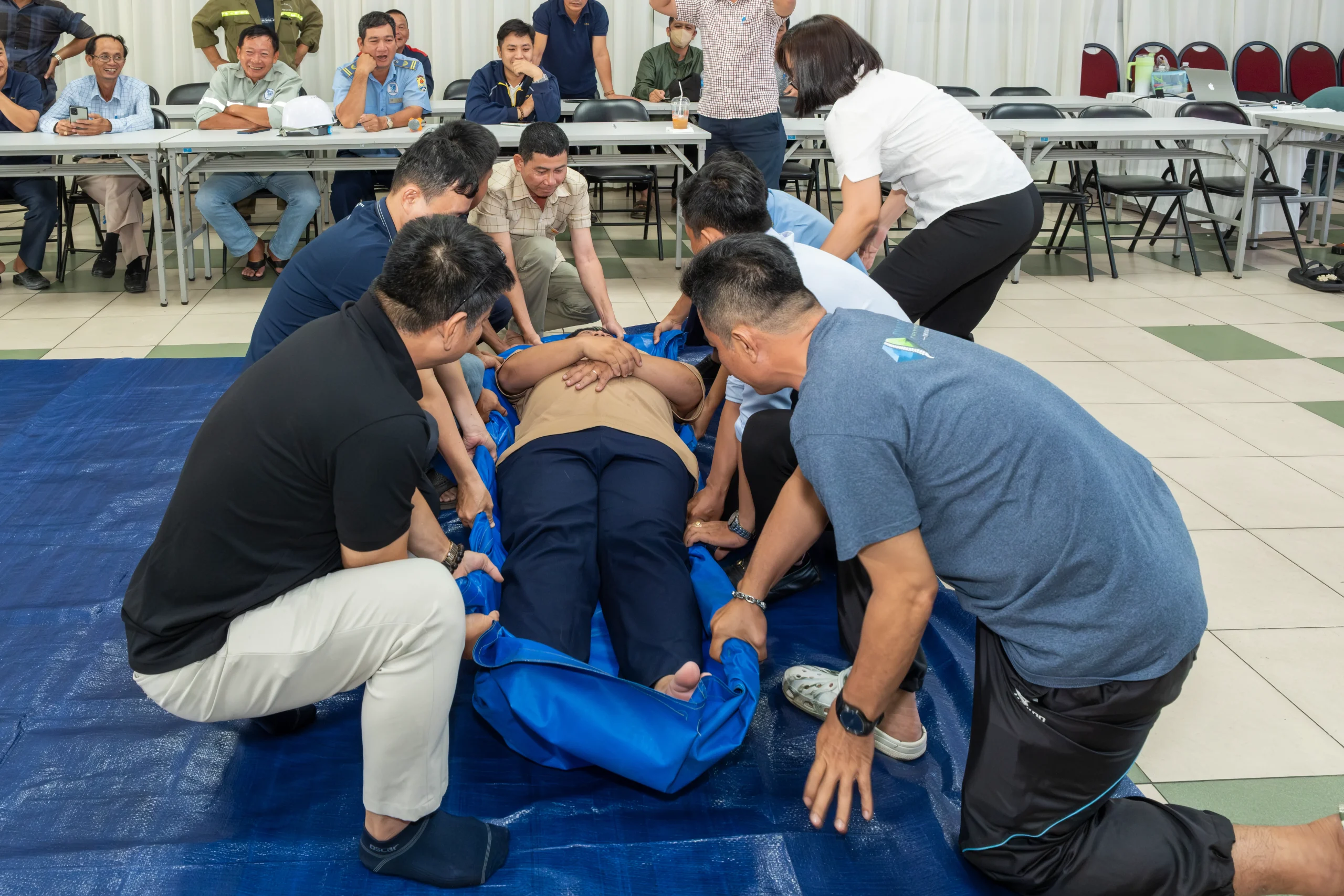 Tập thể học viên phối hợp vận chuyển nạn nhân bằng cáng mềm trong tình huống người gặp nạn có thể trọng lớn, mô phỏng các trường hợp tai nạn có thể xảy ra trong thực tế.