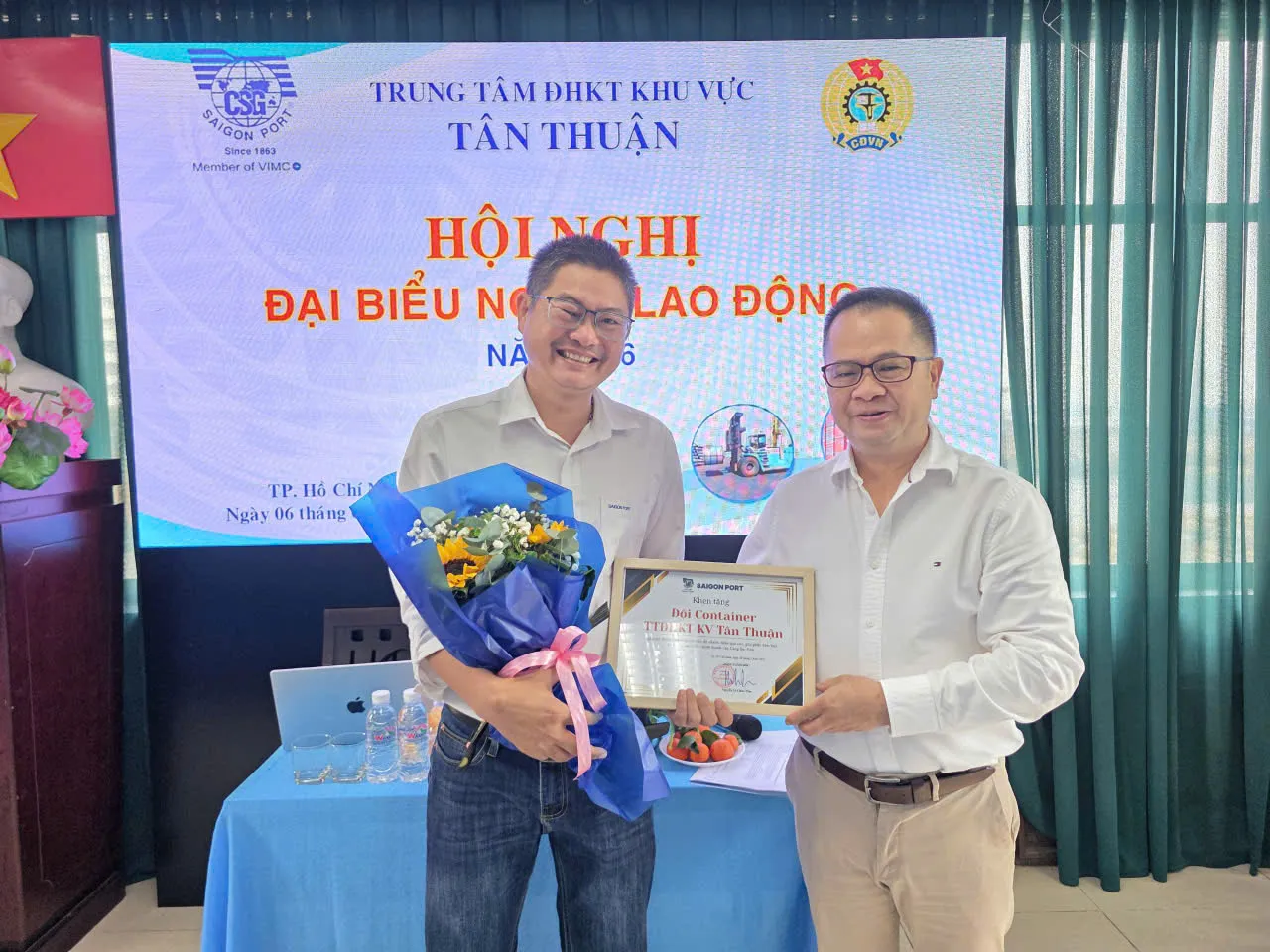 Trung tâm điều hành khai thác khu vực Tân Thuận tổ chức Hội nghị Người lao động năm 2026 7 Đại diện Đội Container Trung tâm điều hành khai thác khu vực Tân Thuận nhận Giấy khen của Tổng giám đốc Cảng Sài Gòn vì thành tích tiêu biểu trong năm 2025.