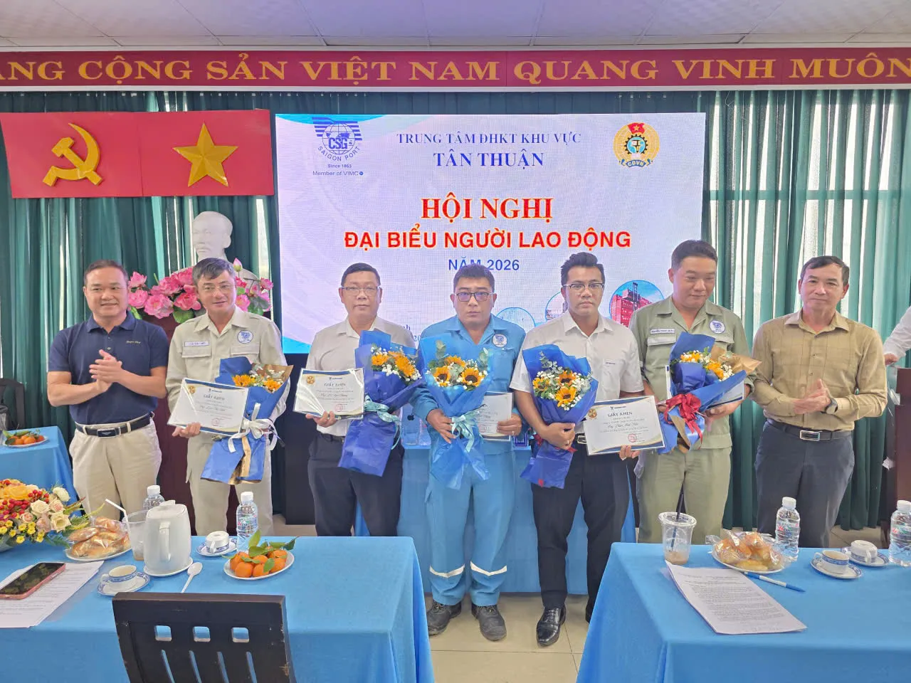 Trung tâm điều hành khai thác khu vực Tân Thuận tổ chức Hội nghị Người lao động năm 2026 8 Lãnh đạo Cảng Sài Gòn trao khen thưởng cho các cá nhân tiêu biểu của Trung tâm điều hành khai thác khu vực Tân Thuận trong quý IV năm 2025.