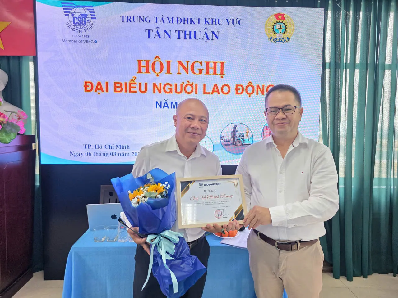 Trung tâm điều hành khai thác khu vực Tân Thuận tổ chức Hội nghị Người lao động năm 2026 6 Ông Nguyễn Lê Chơn Tâm (phải) trao Giấy khen cho ông Vũ Thành Trung (trái) vì đã có nhiều đóng góp tích cực, góp phần hoàn thành nhiệm vụ sản xuất kinh doanh của đơn vị.