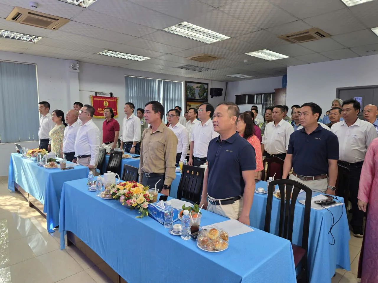 Trung tâm điều hành khai thác khu vực Tân Thuận tổ chức Hội nghị Người lao động năm 2026 1 Quang cảnh đại biểu và cán bộ Trung tâm điều hành khai thác khu vực Tân Thuận thực hiện nghi thức chào cờ.