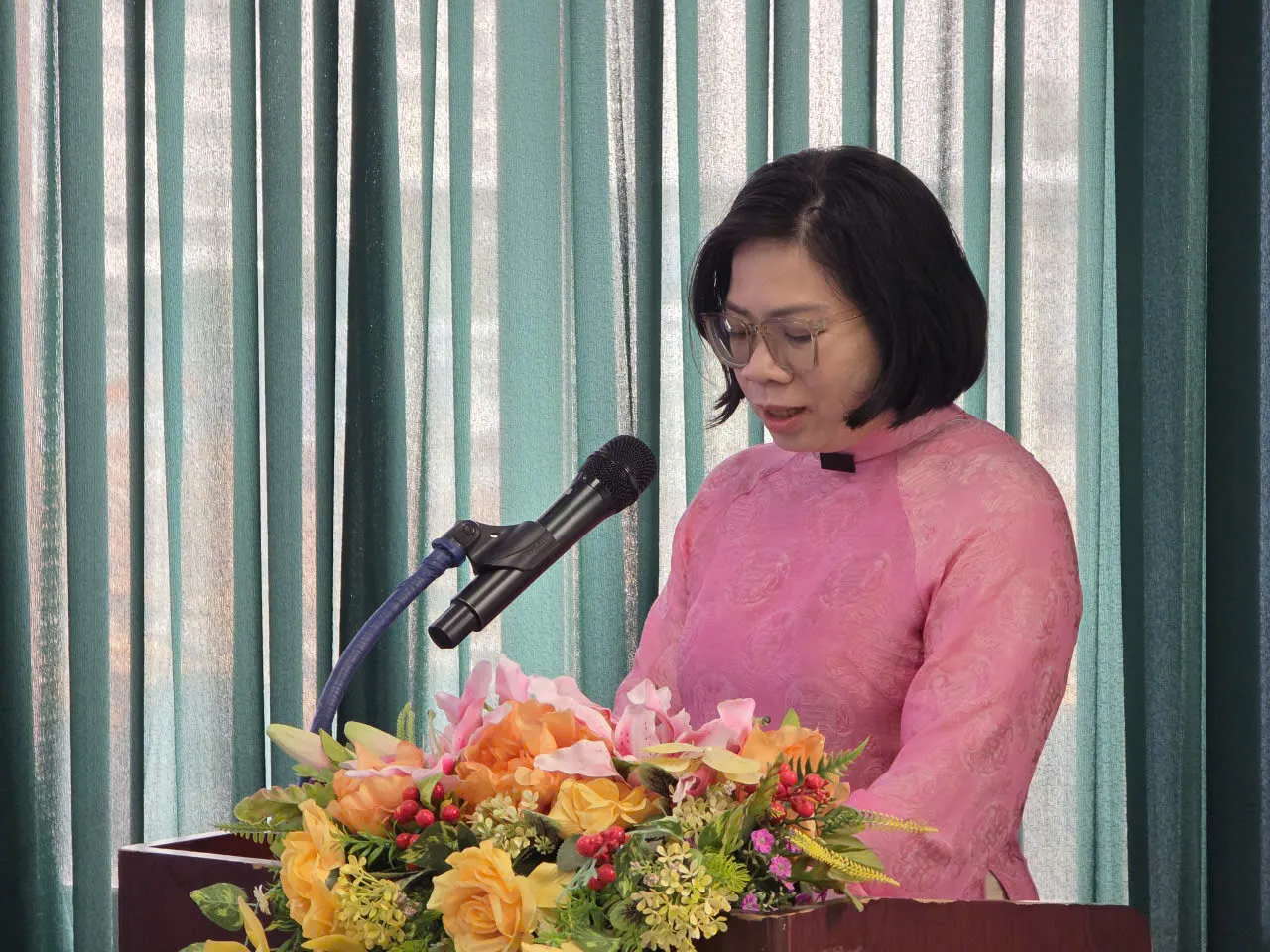 Trung tâm điều hành khai thác khu vực Tân Thuận tổ chức Hội nghị Người lao động năm 2026 3 Bà Nguyễn Thị Minh Hiền - Trưởng Ban HSSE, Chủ tịch Công đoàn Trung tâm điều hành khai thác khu vực Tân Thuận trình bày báo cáo liên quan đến công tác chăm lo đời sống và an toàn lao động.