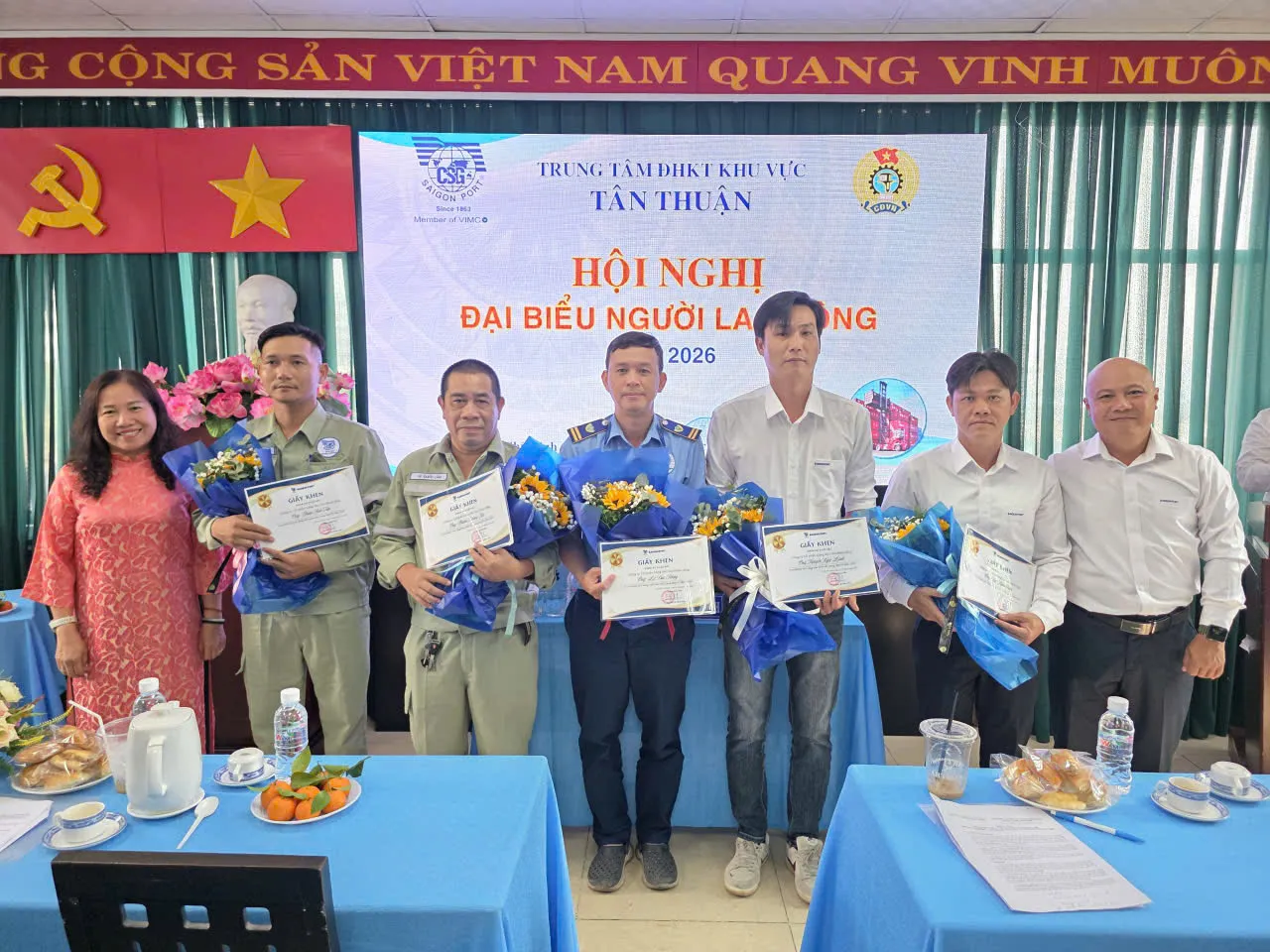 Trung tâm điều hành khai thác khu vực Tân Thuận tổ chức Hội nghị Người lao động năm 2026 9 Lãnh đạo Cảng Sài Gòn trao khen thưởng cho các cá nhân tiêu biểu của Trung tâm điều hành khai thác khu vực Tân Thuận trong quý IV năm 2025.