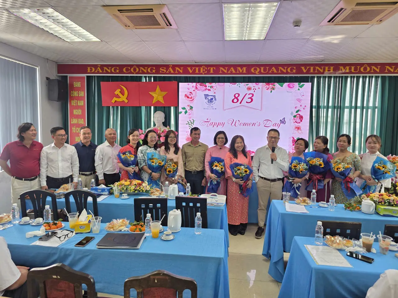 Trung tâm điều hành khai thác khu vực Tân Thuận tổ chức Hội nghị Người lao động năm 2026 10 Không khí tràn ngập niềm vui tại Hội nghị khi lãnh đạo Cảng Sài Gòn chúc mừng các nữ cán bộ nhân Ngày Quốc tế Phụ nữ 8/3.