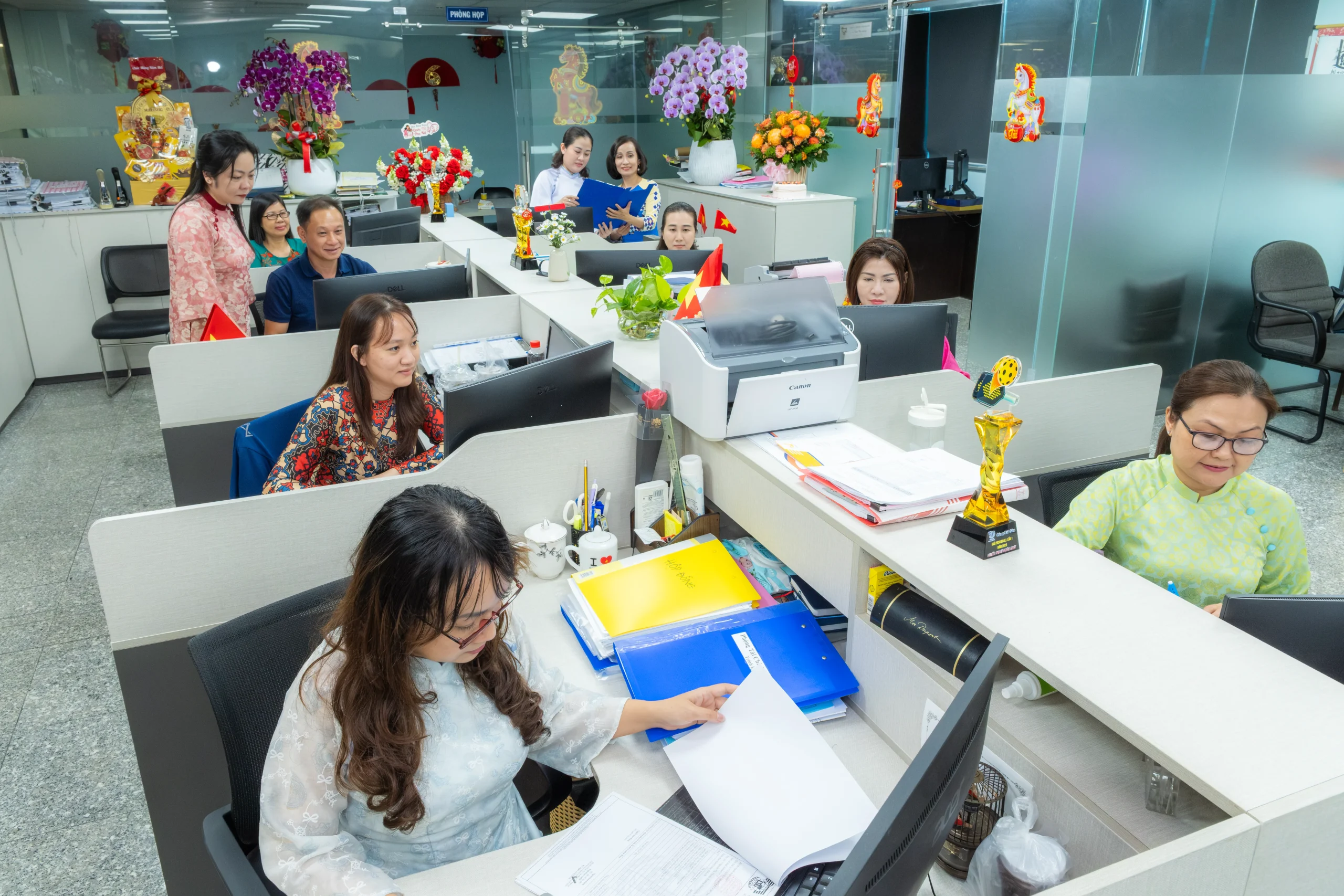 Trang phục áo dài tạo nên hình ảnh duyên dáng của nữ CBCNV Phòng Tài chính Kế toán Cảng Sài Gòn.