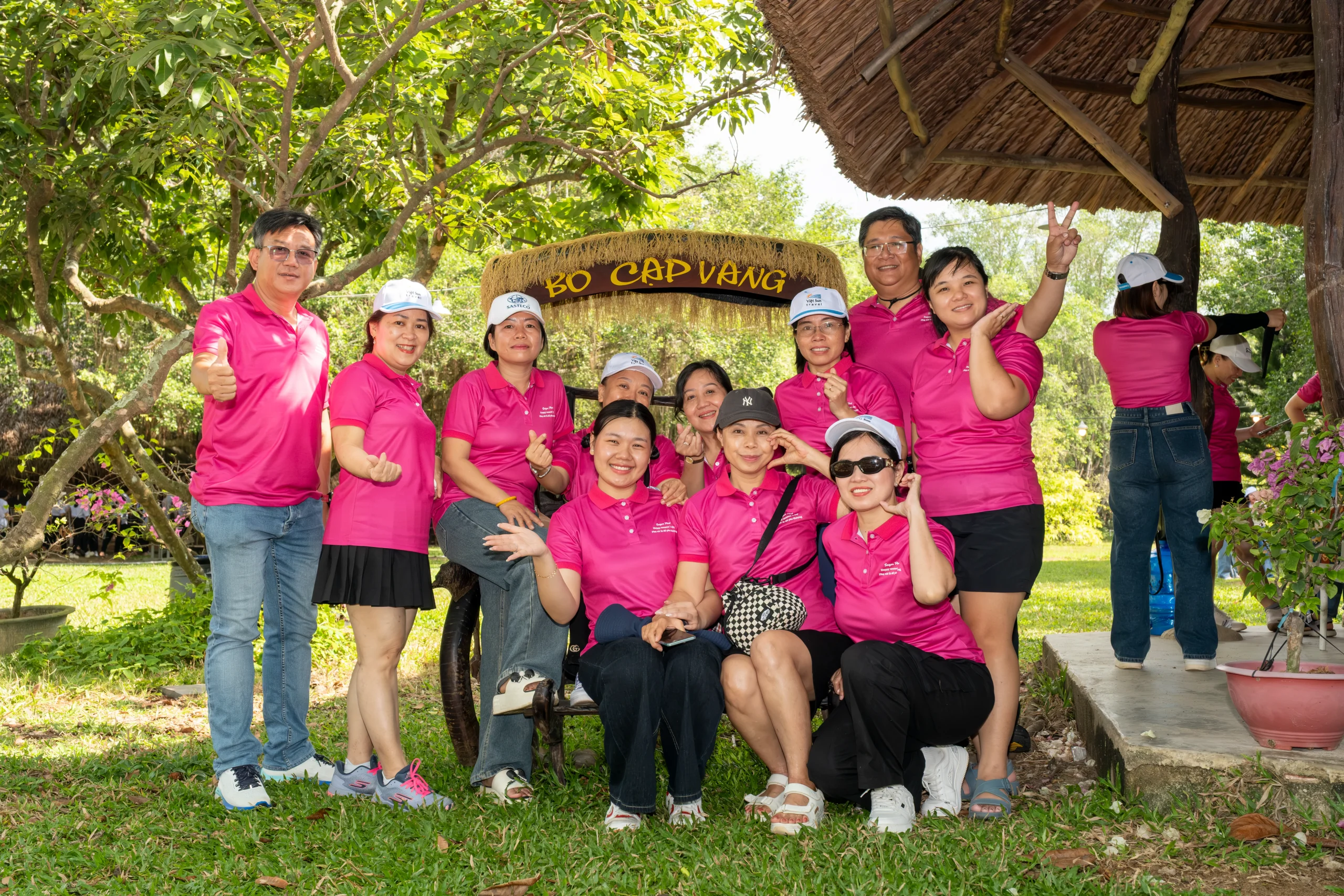 Khoảnh khắc check-in rạng rỡ của các nữ cán bộ tại Khu du lịch Bò Cạp Vàng.