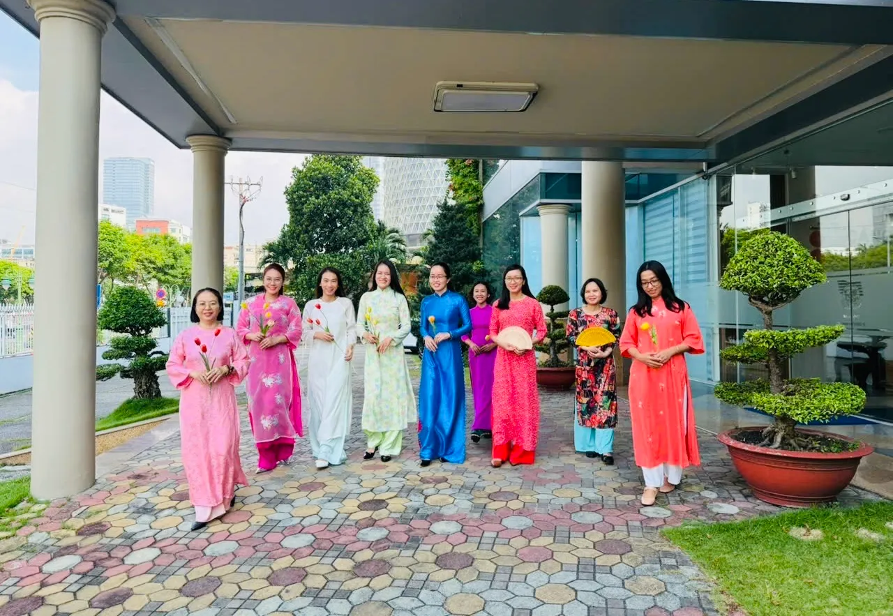 Sắc màu áo dài rực rỡ của nữ CBCNV Phòng Kinh doanh Cảng Sài Gòn tại văn phòng làm việc.