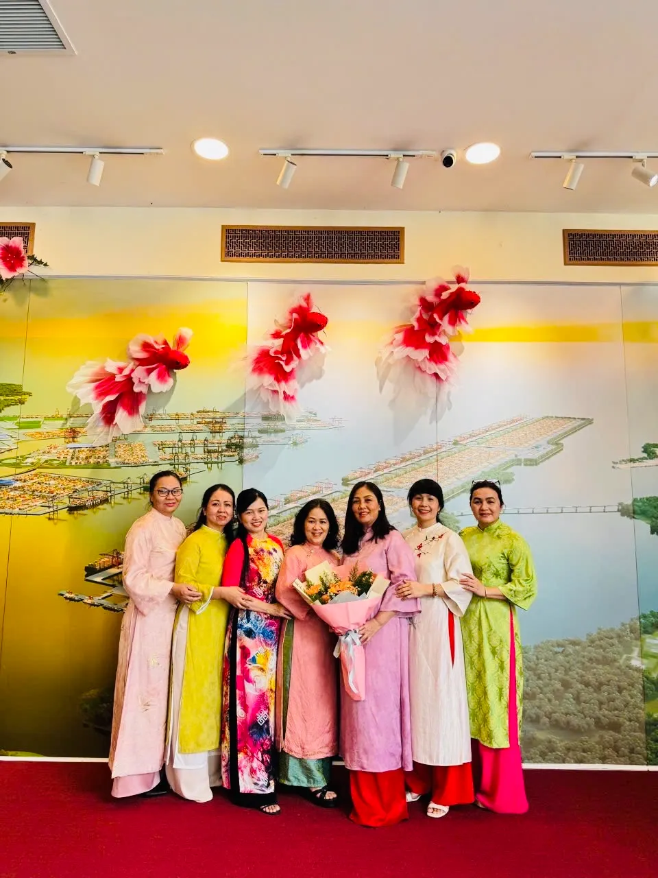 Nữ CBCNV Phòng Nhân sự Cảng Sài Gòn cùng nhau lưu lại khoảnh khắc đẹp trong tà áo dài truyền thống.