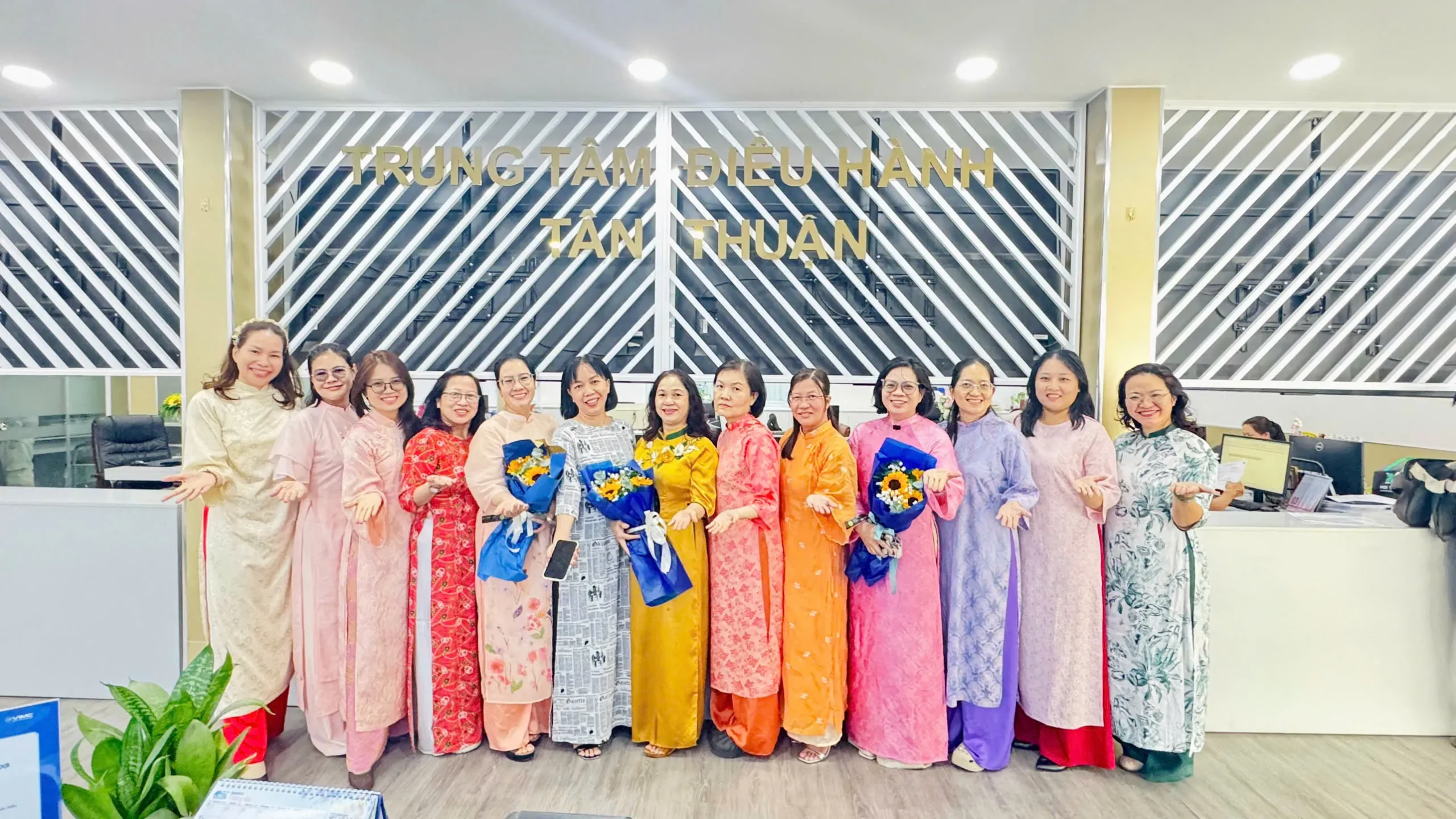 Trung tâm điều hành khai thác khu vực Tân Thuận hưởng ứng “Tuần lễ áo dài” do Công đoàn Cảng Sài Gòn phát động.