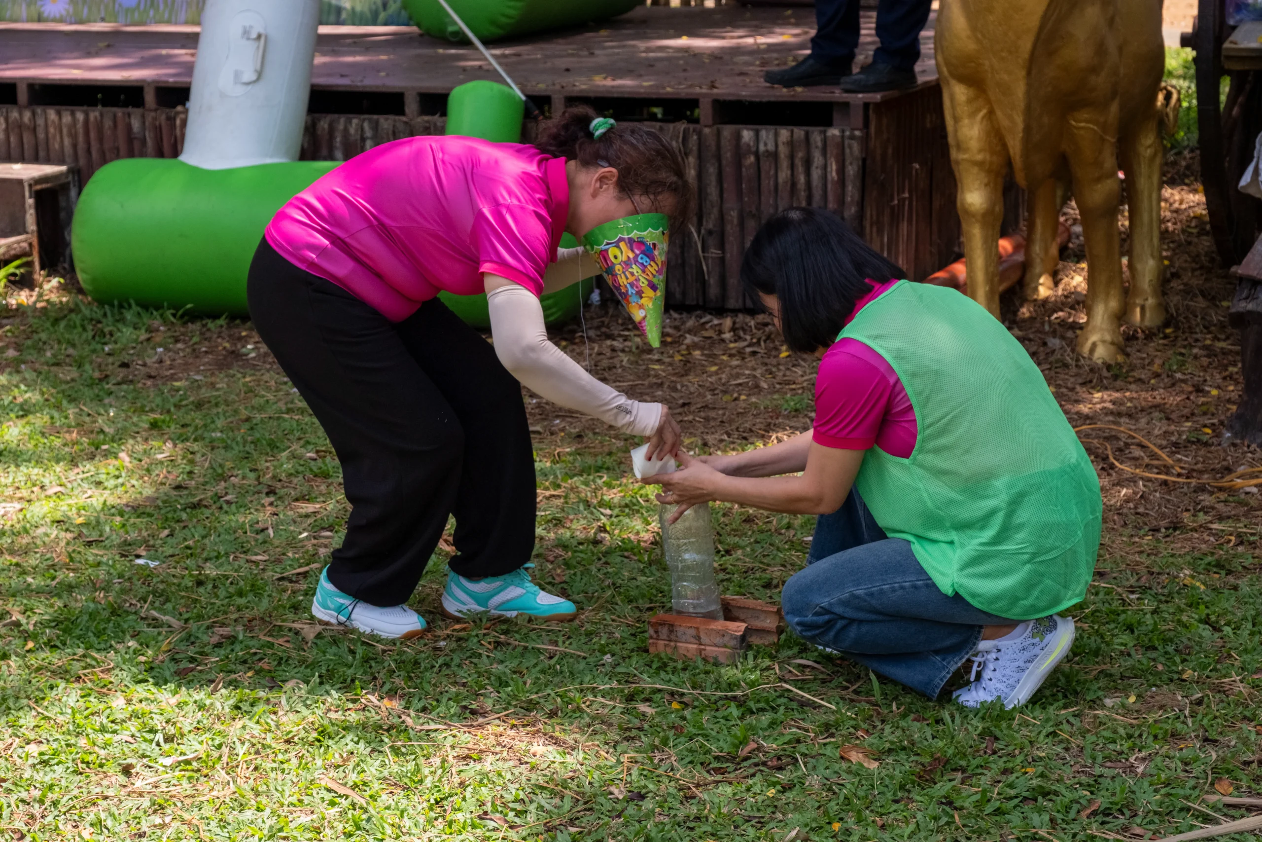 Các thành viên cùng nhau khéo léo, nhịp nhàng để đưa nước về ô mục tiêu.