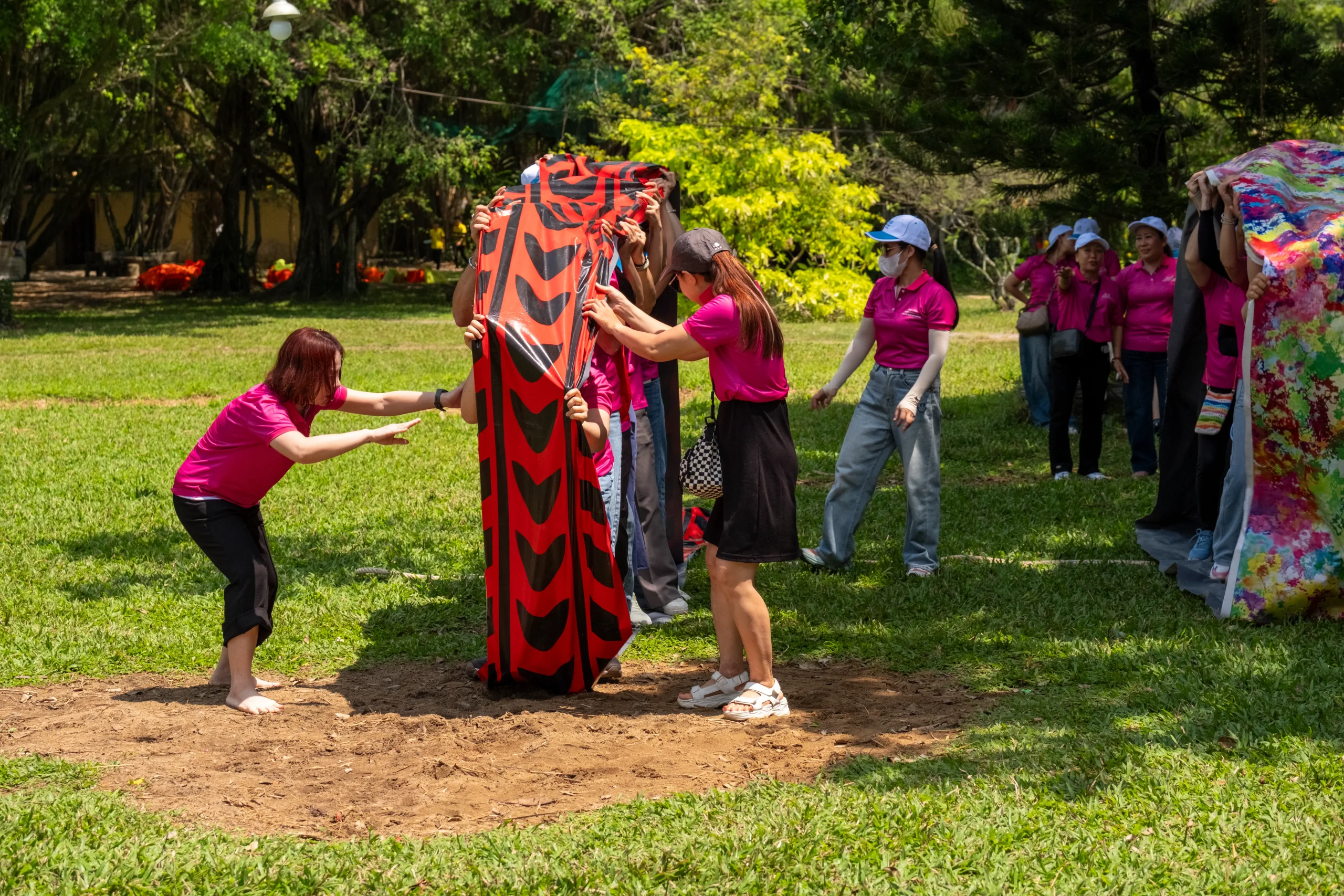 Sự phối hợp ăn ý giữa các thành viên trong thử thách “Bánh xe đồng đội”.